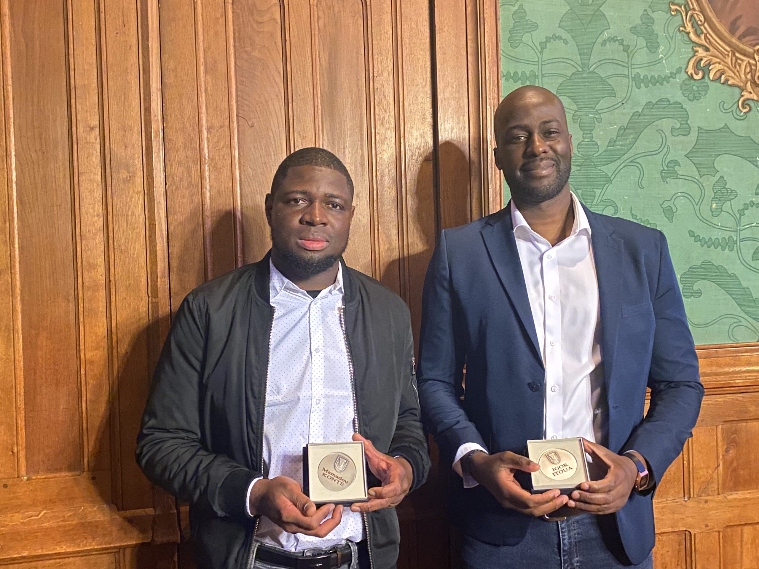 Mamadou Konté et d’Igor Itoua des citoyens d’honneur de la commune en leur remettant la médaille de la Ville, ce vendredi 23 janvier